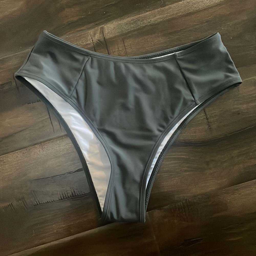 Medium swim bottoms
